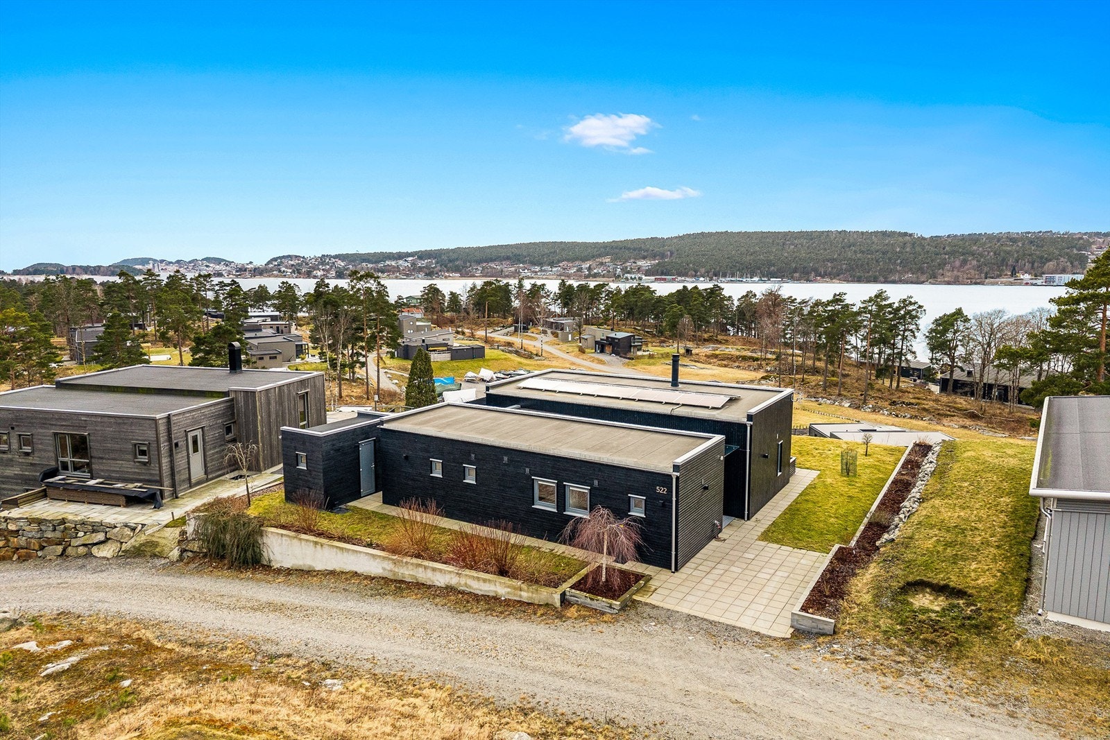 Det er montert solcellepaneler på taket som bidrar godt til lavere strømregning. Galleribilde