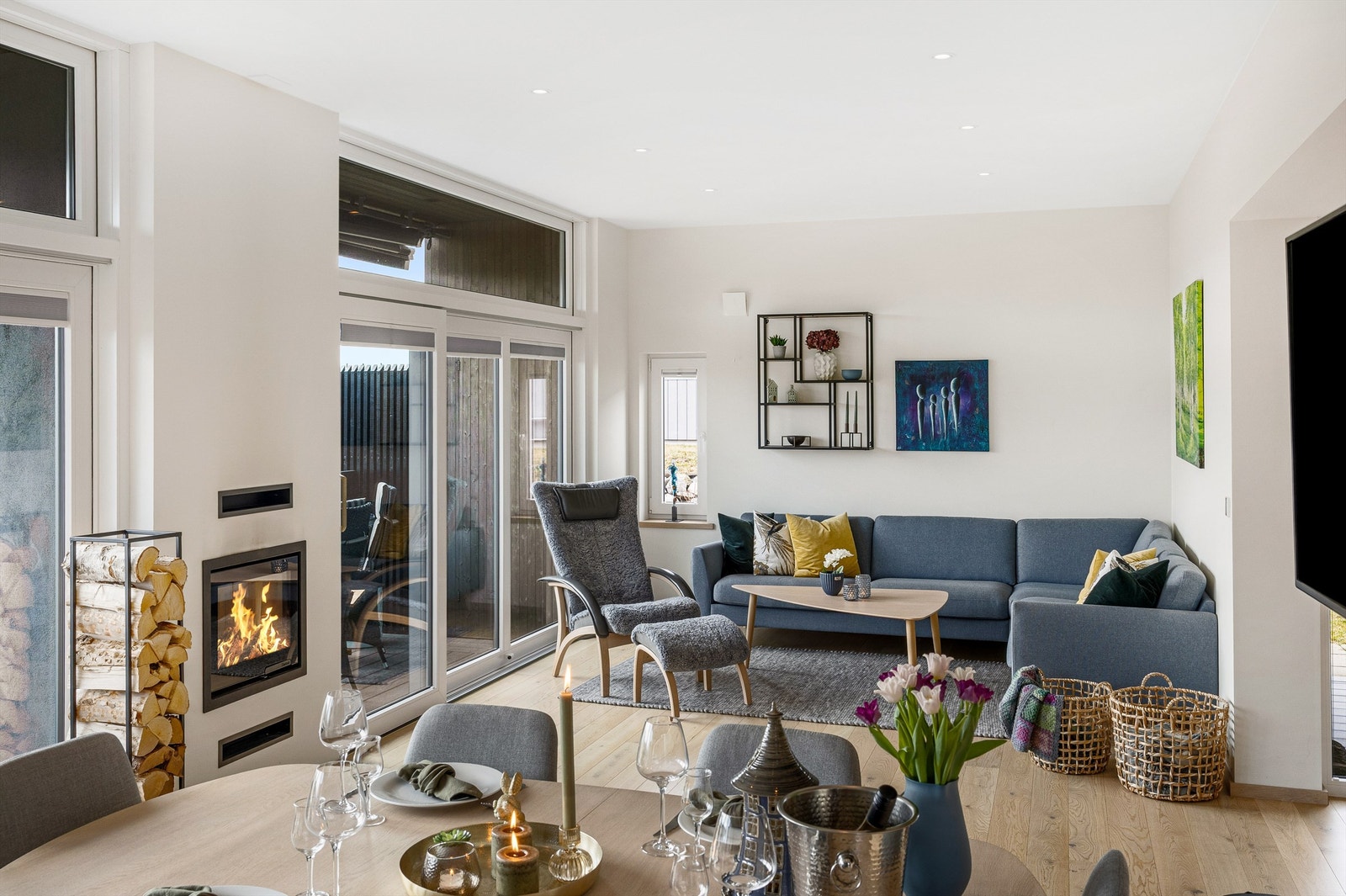 Innredningen er preget av enkel og holdbar design. På Bjørkøya vokser flere store eiketrær. Gulv og en del møbler i eik var derfor et naturlig valg. Galleribilde