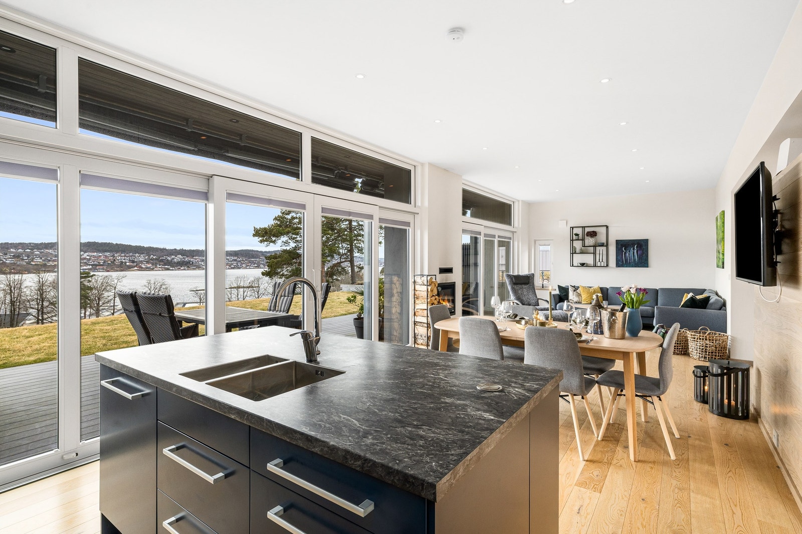 Den frittstående øya deler kjøkkenet og spiseplassen. Galleribilde