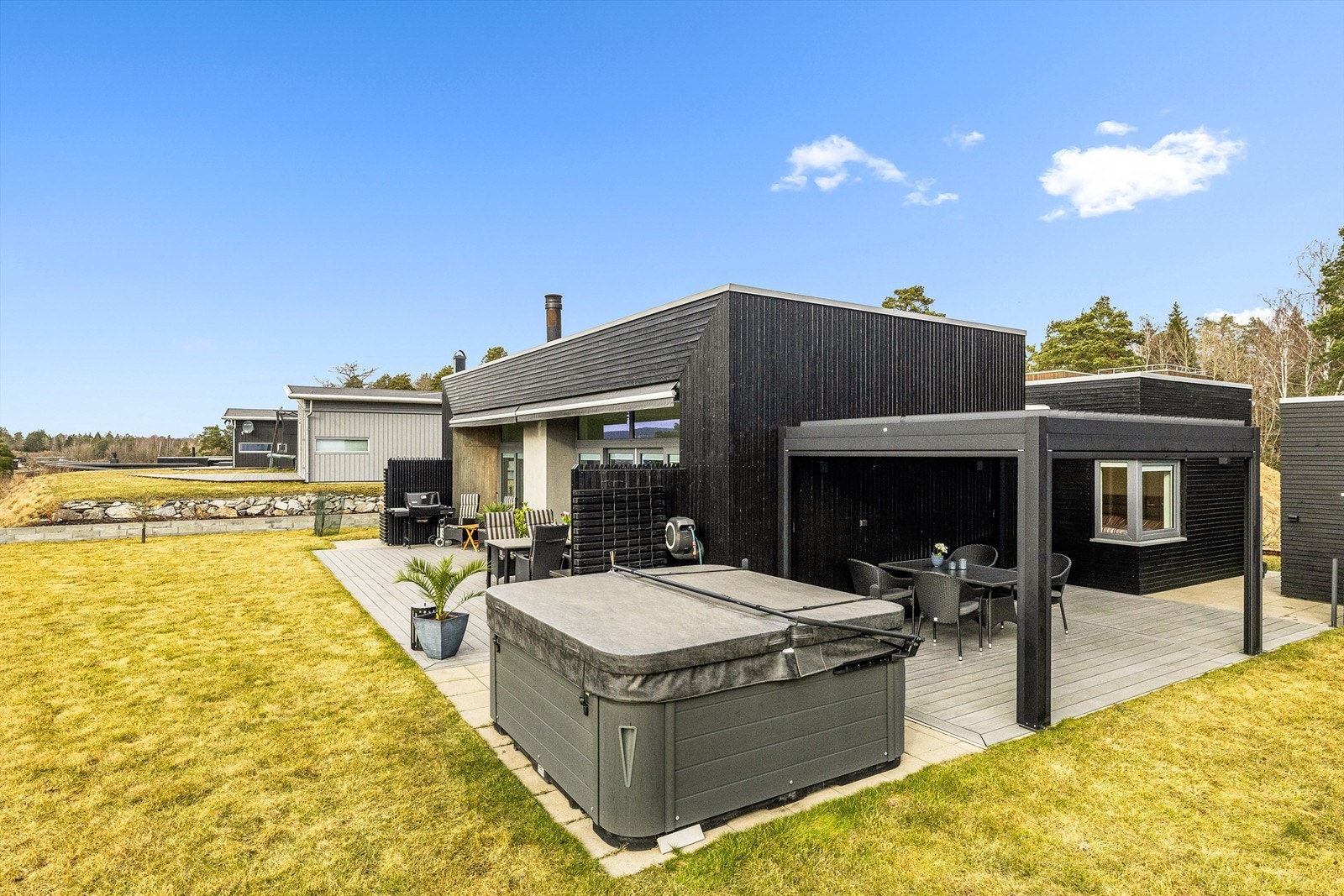 Usjenert og solrik terrasse med jacuzzi, pergola og god plass til spisebord og loungemøbler. Galleribilde