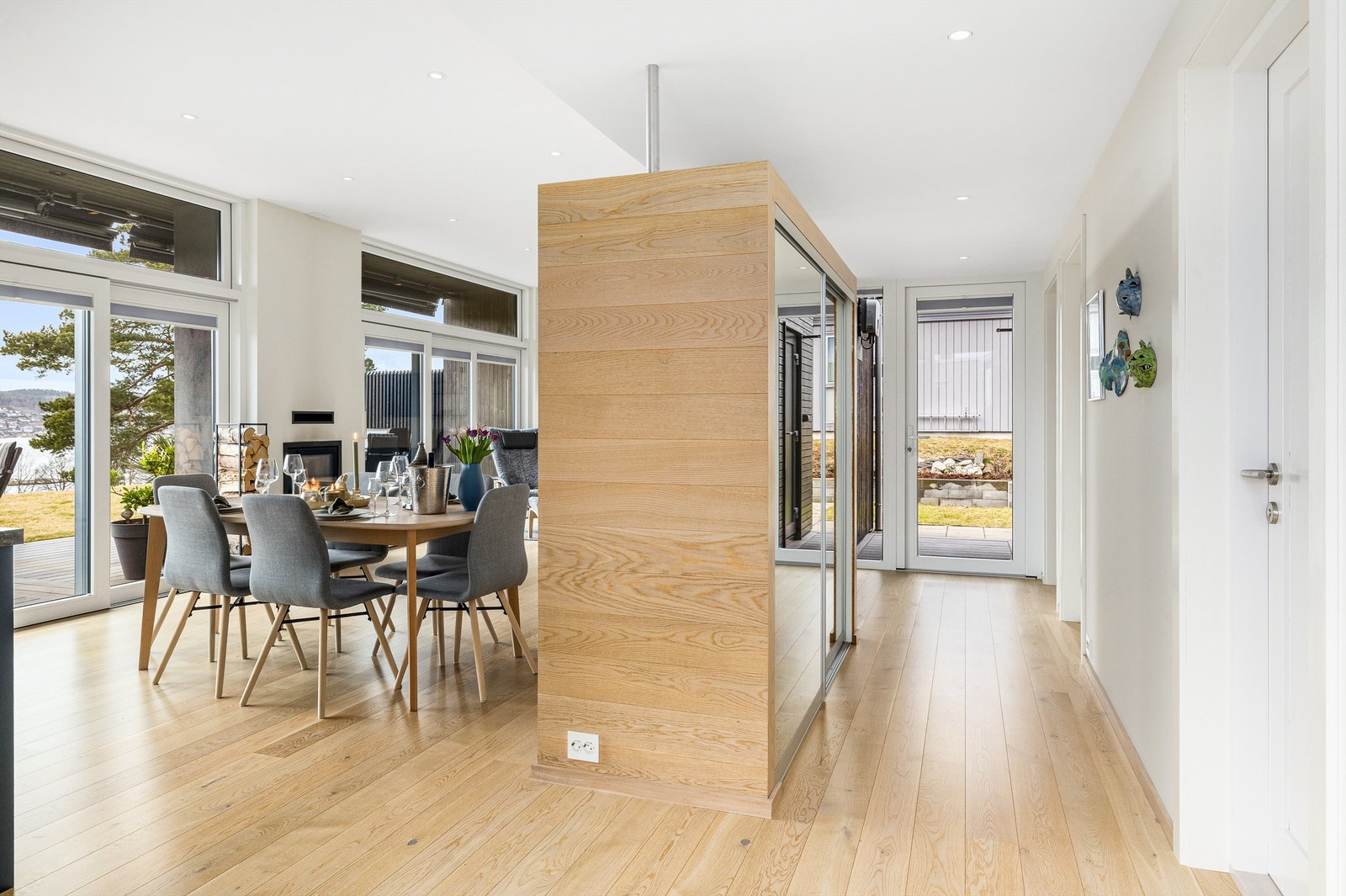 Materialbruk og fargevalget i hytta er gjennomført til siste detalj. Garderobeskapet kledd med parkett gir et designløft i både entré, stue og kjøkken. Galleribilde