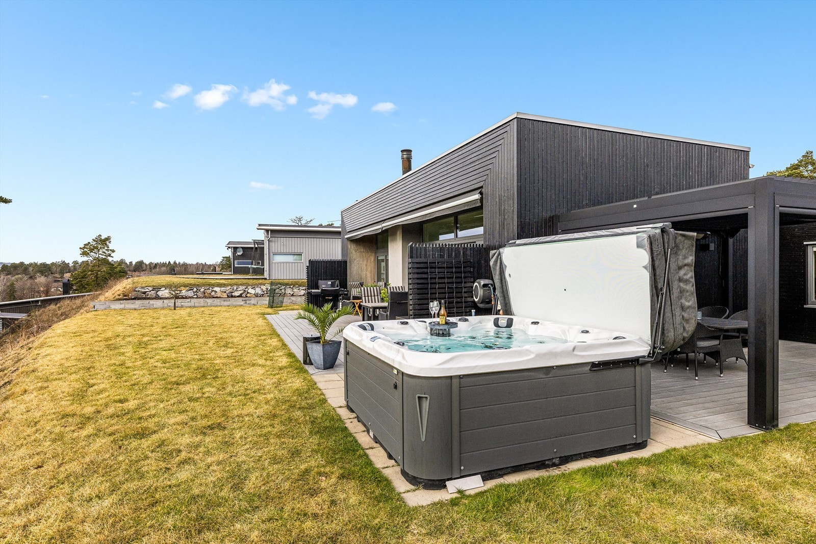 Jacuzzi brukes hele sesongen, uansett om været er godt eller dårlig. Dette er en del av hyttefølelsen. Galleribilde