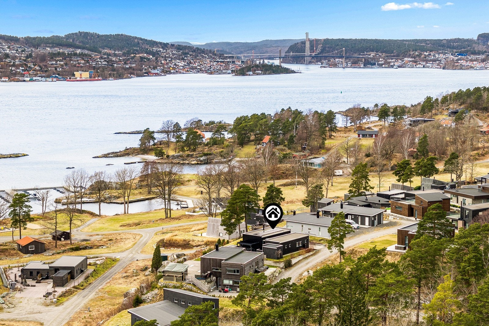 Brevik og Stathelle ligger litt inn i fjorden på hver side av Breviksbrua. Galleribilde