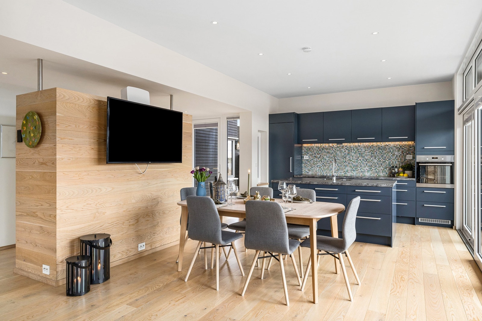 Interiøret går i natur og forskjellige nyanser av blått og grått, samt ett og annet innslag av sort. Galleribilde