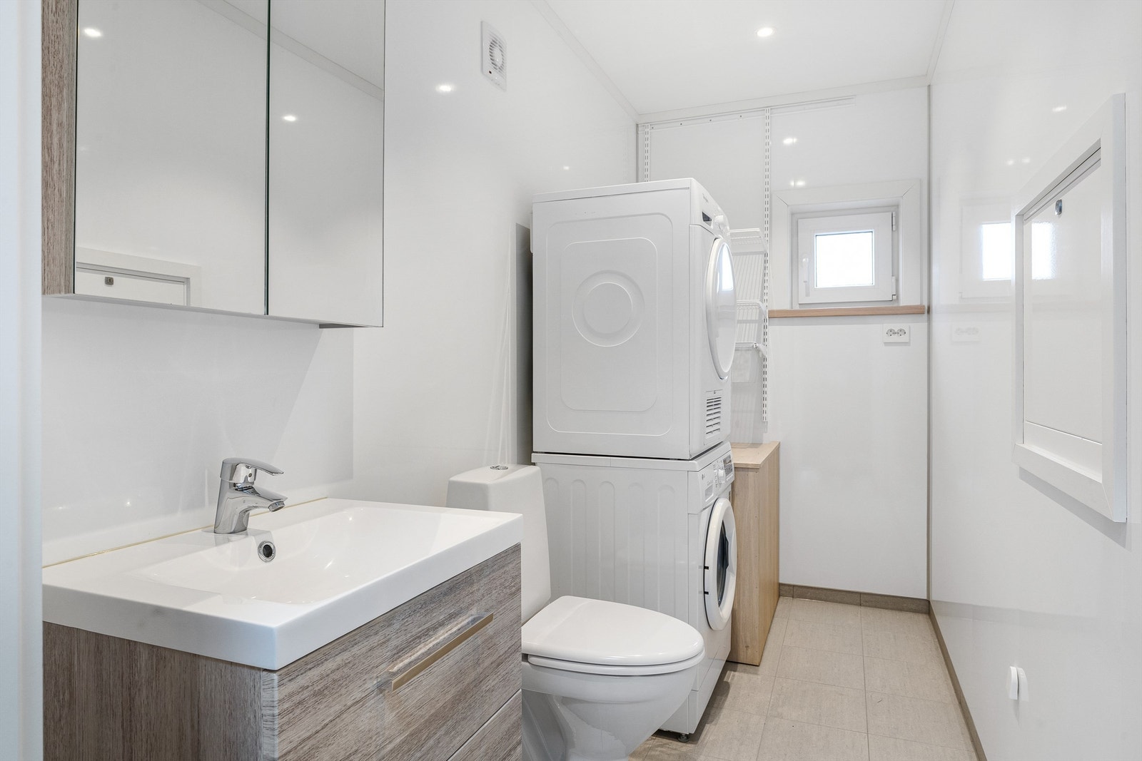 Vaskerommet med utvendig adkomst har også wc og servant - praktisk siden man er for det meste utendørs om sommeren. Galleribilde