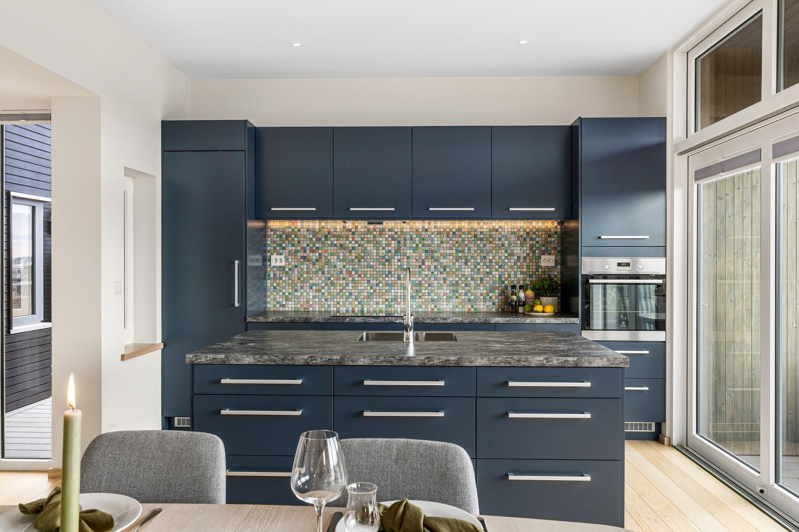 Innredningen har integrert komfyr med pyrolyse funksjon, induksjonstopp, stort kjøleskap og helintegrert oppvaskmaskin. Galleribilde