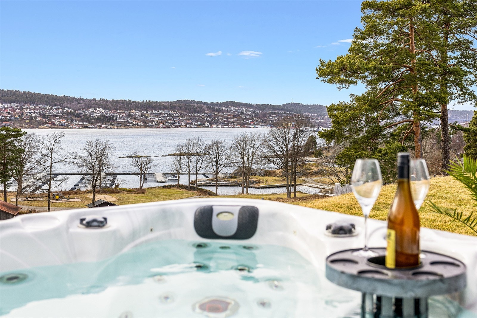 Jacuzzien er et luksuriøst innslag på terrassen. Galleribilde