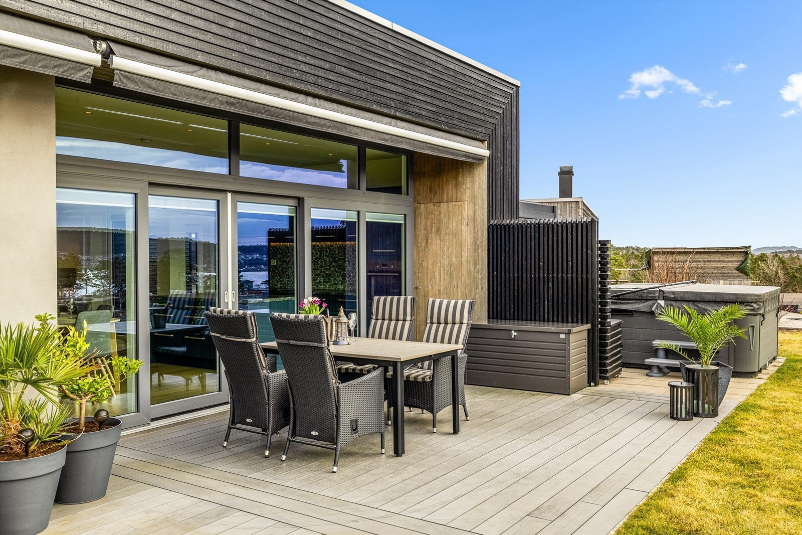 Med glass og ramme. Galleribilde