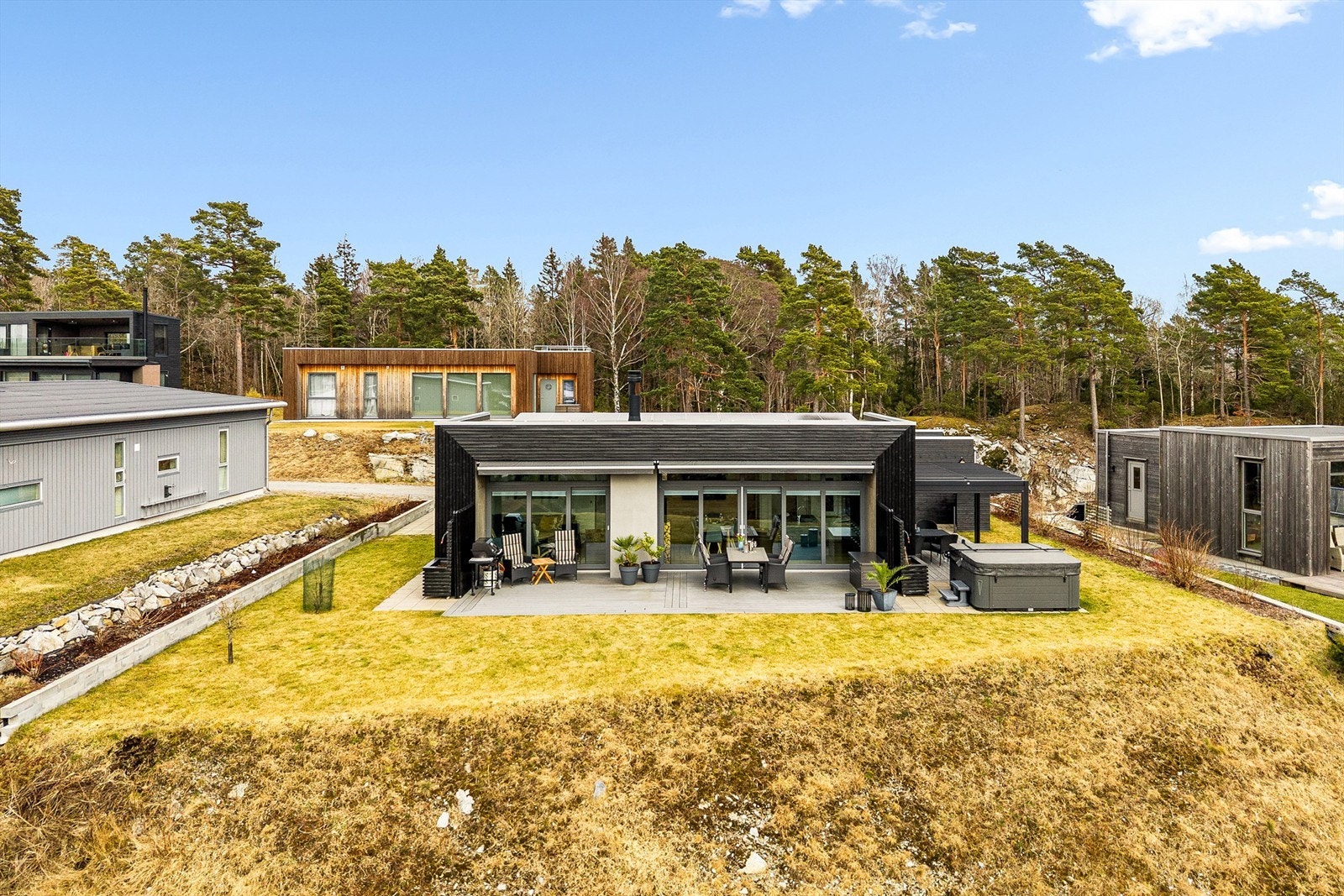 Vestvendt terrasse. Galleribilde