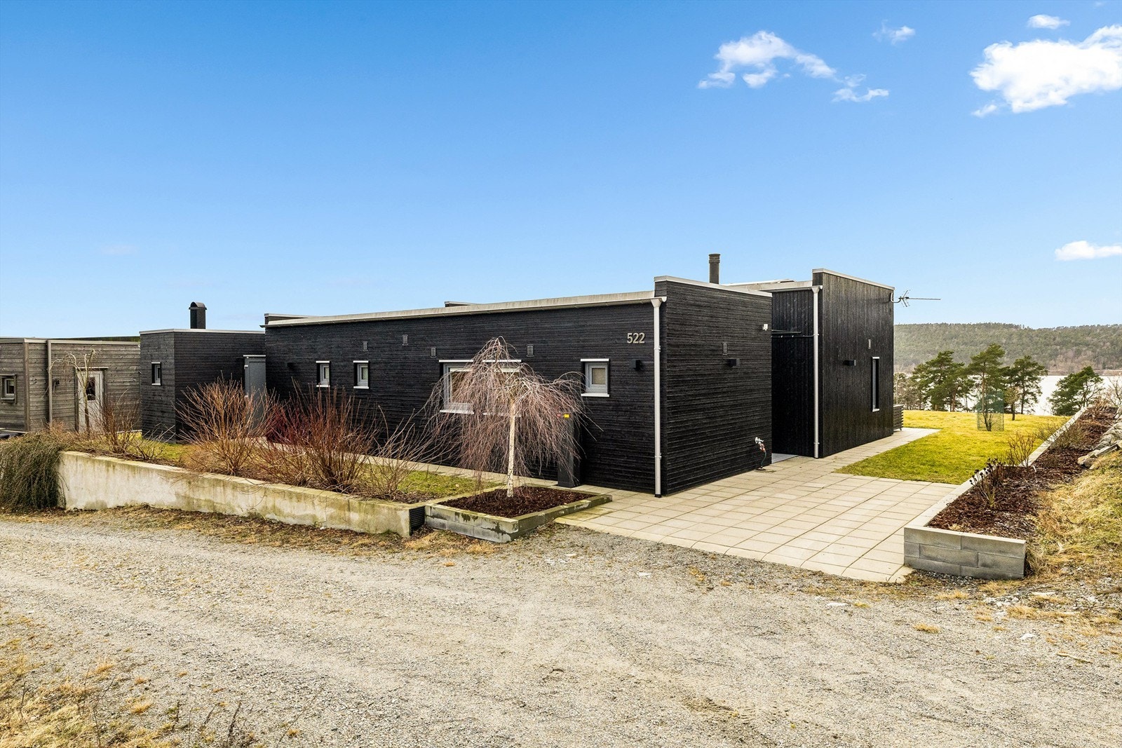 Hytta er todelt. En del vender mot øst og er forholdsvis lukket. Den inneholder soverom, bad og vaskerom, mens den andre delen er vendt mot sjøen med stue og kjøkken. Gangen er plassert i mellompartiet. Galleribilde