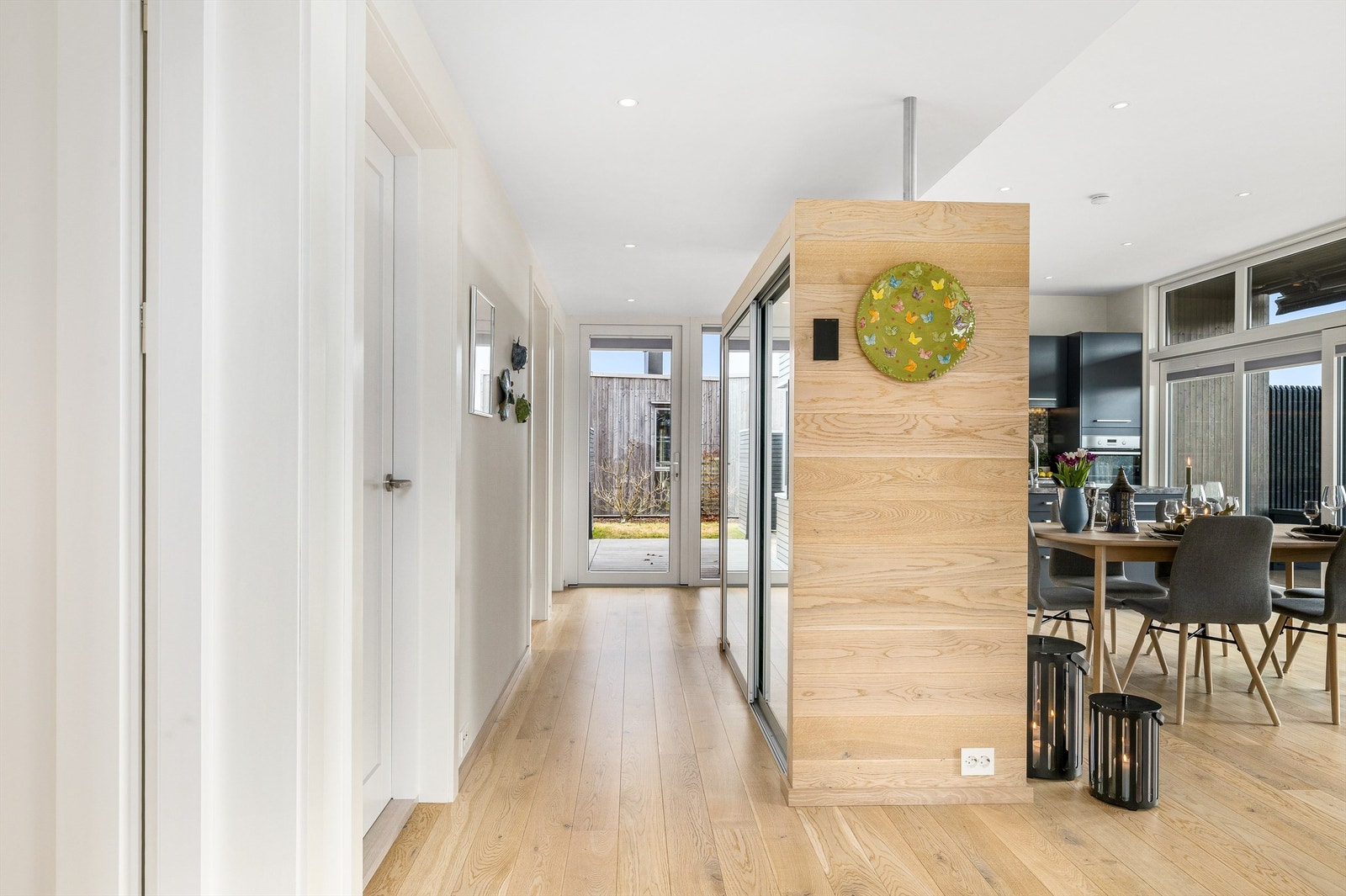 GLIMRENDE LØSNING. Fra begge sider av hytta kommer man rett inne i gangen med bad og soverom til venstre og stue og kjøkken til høyre. Galleribilde