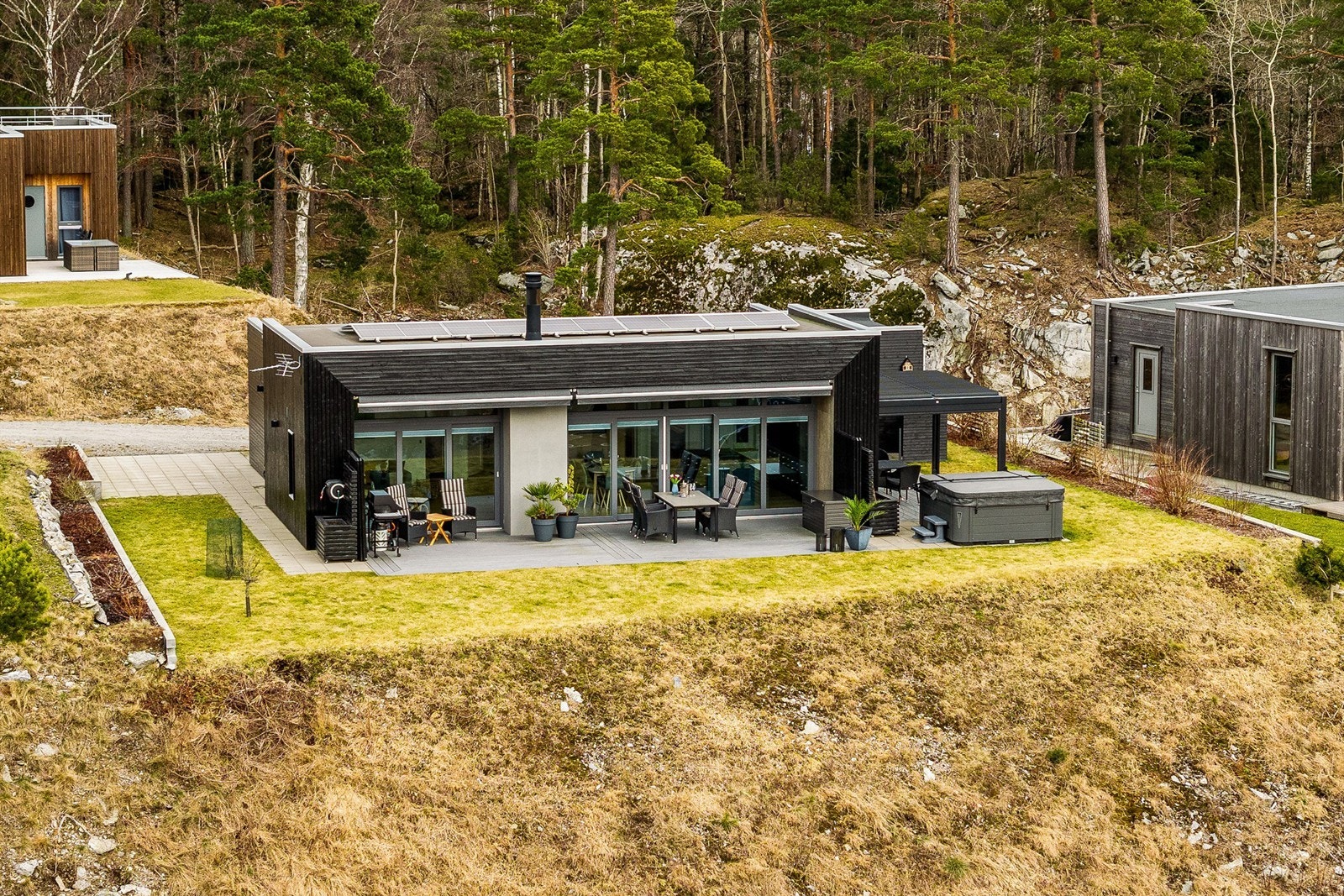 Med uteplasser på alle sider er det gode muligheter for sol, utsikt og stillhet. Galleribilde