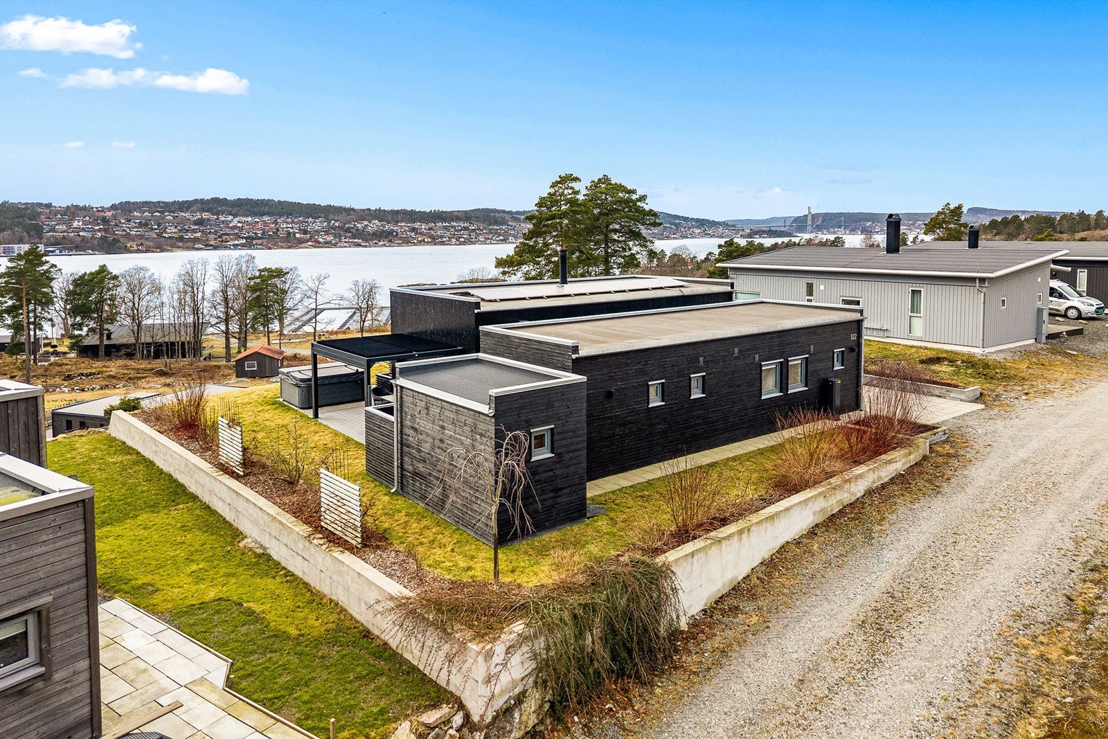 Fra fastlandet og over til Bjørkøya er det ca. 1.000 meter. Langesundsfjorden er godt skjermet og det er sjelden sjø. Uthuset nærmest gir ekstra lagringsplass. Galleribilde