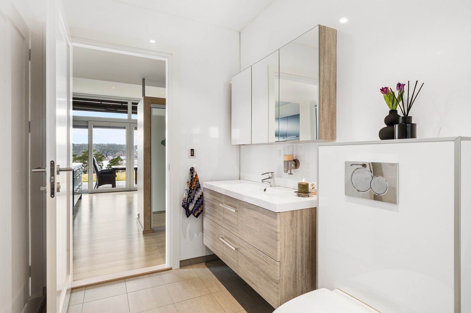 Gulvet er flislagt med flis som står fint til gulvet ellers i hytta og som også matcher baderomsinnredningen. Vegger har våtromsplater. Galleribilde