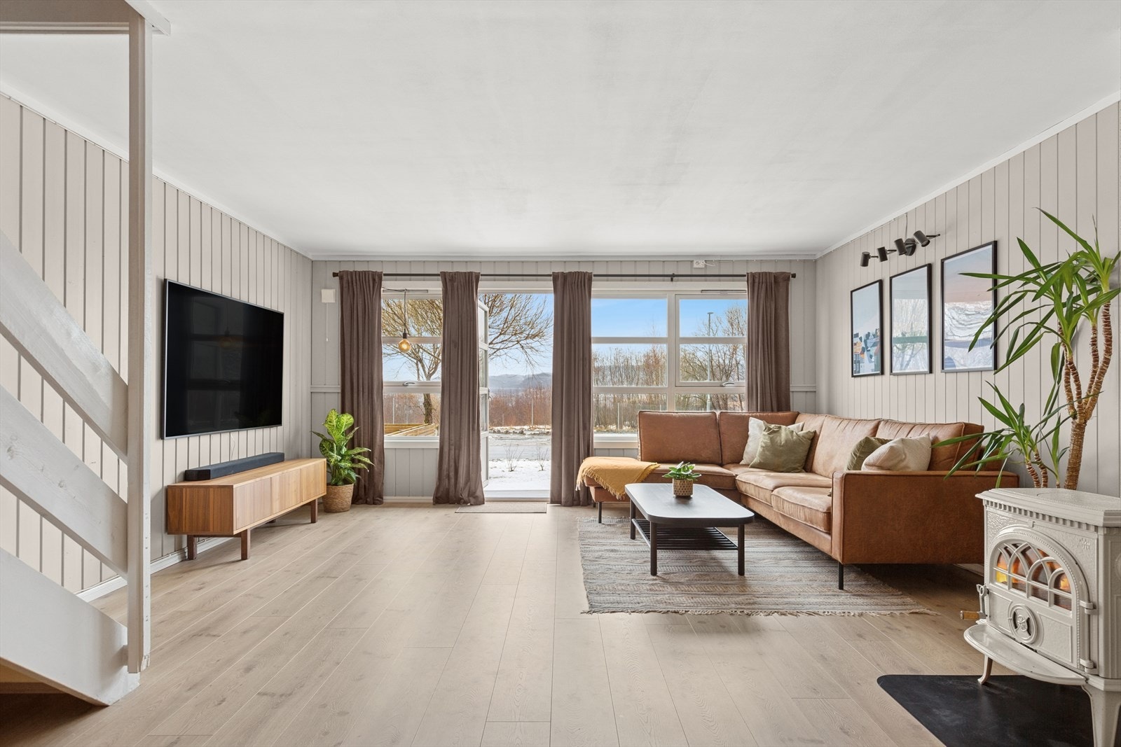 I underetasjen har du en romslig stue på ca 35 m² med utgang til østvendt terrasse med tilhørende grøntareal. Galleribilde