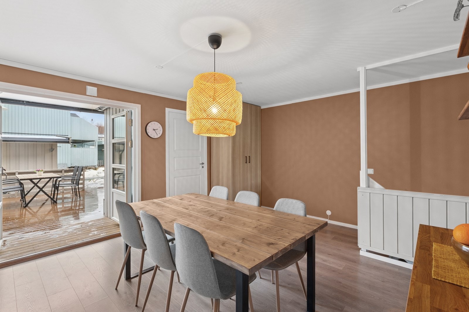 Kjøkkenrommet er på 26,3 m². I tillegg til kjøkkeninnredning og spiseseksjon er det plass til garderobeskap og annen oppbevaring. Galleribilde