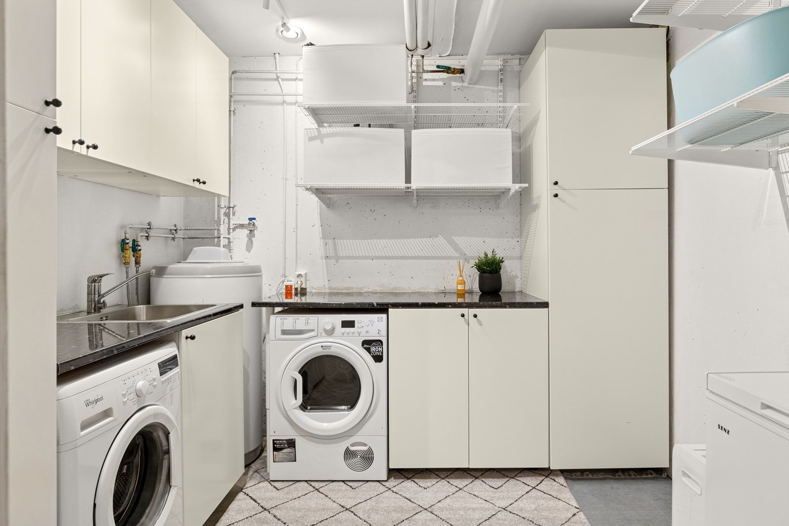 Vaskerommet er på 6,9 m². Godt med benke- og oppbevaringsplass, utslagsvask og varmtvannstank fra 2014. Galleribilde