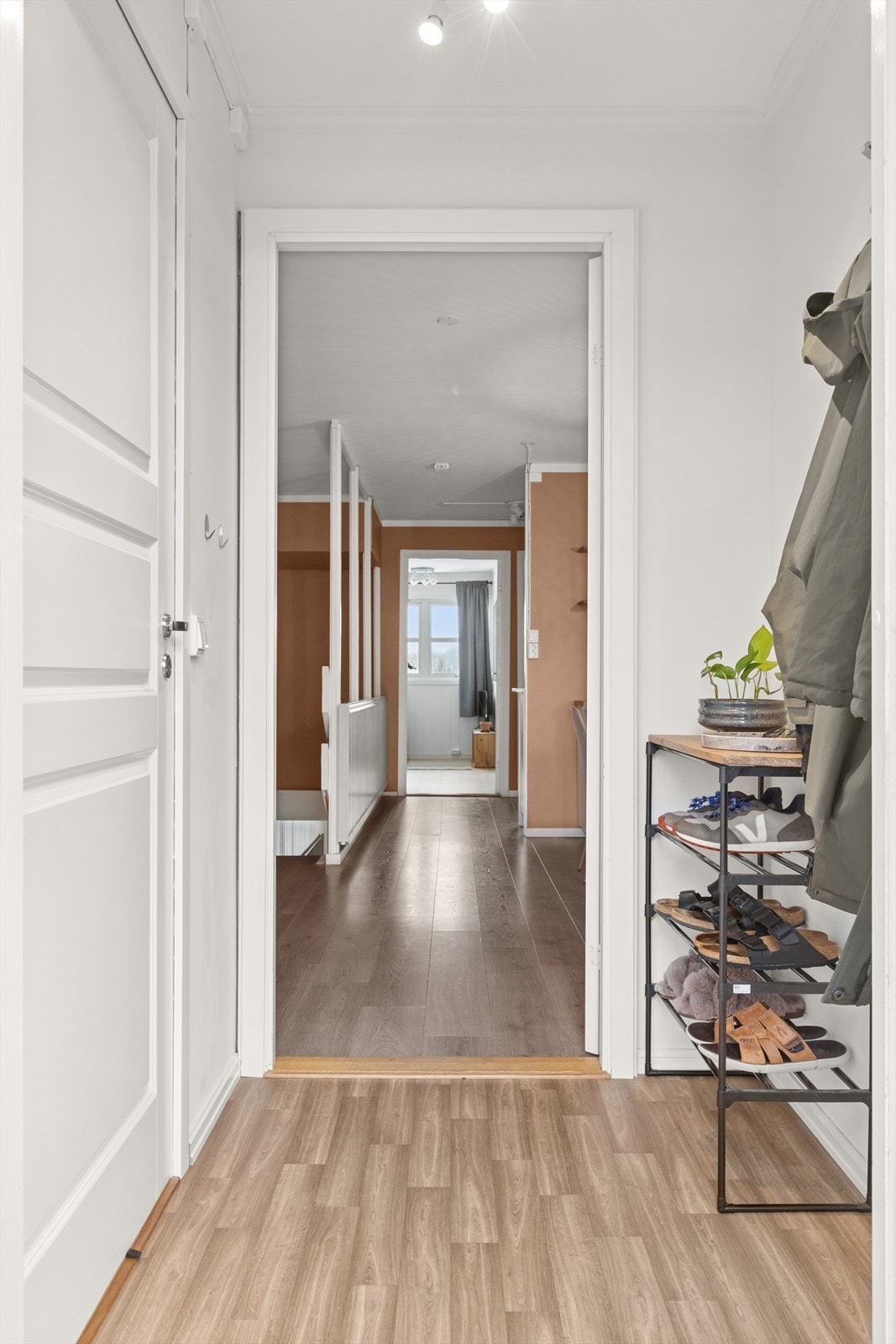 Velkommen inn! Lyst inngangsparti med oppheng for yttertøy. Separat toalettrom. Galleribilde