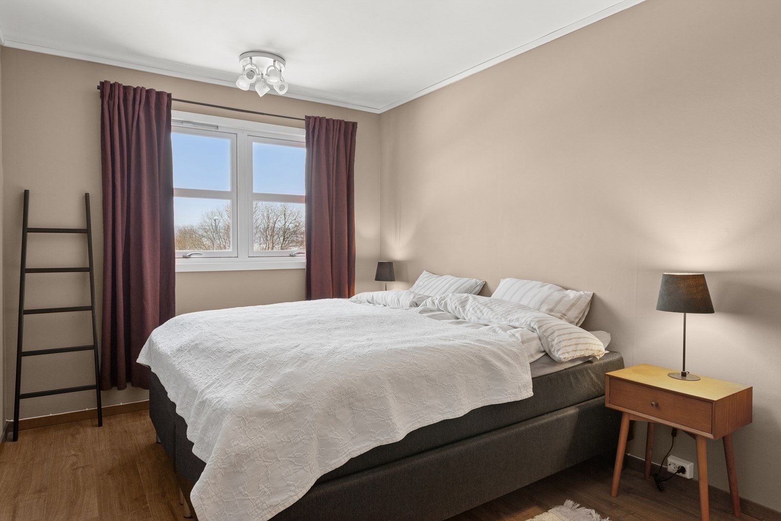 Hovedsoverommet måler 11,7 m² og har god plass til alle nødvendigheter på et soveværelse. Galleribilde