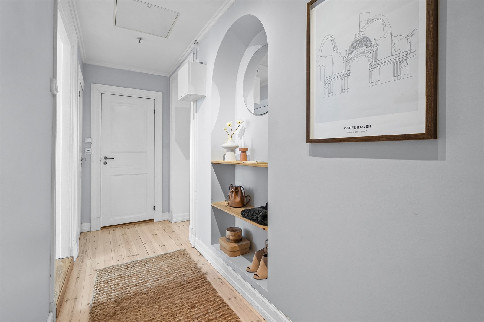 Romslig entre med muligheter for å henge fra seg yttertøy og annet. Et hyggelig førsteinntrykk av boligen. Galleribilde