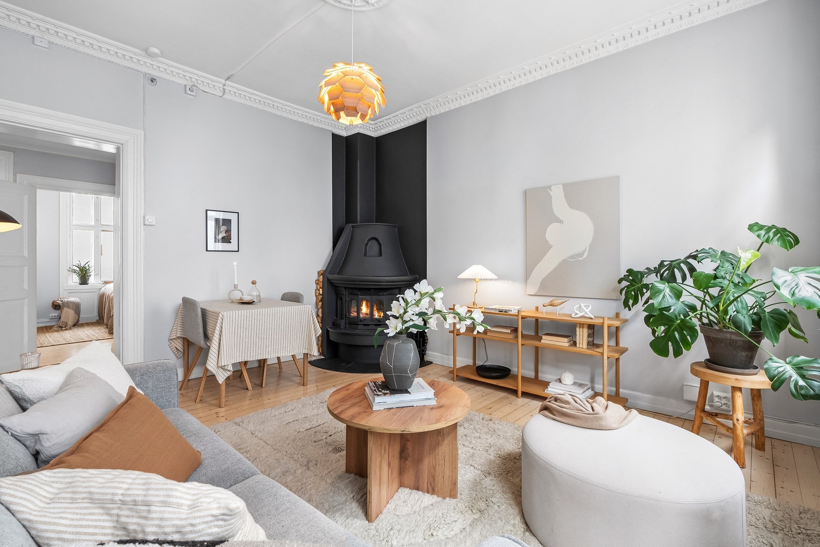 Leiligheten vender i sin helhet mot indre gårdsrom på begge sider, og er således helt skjermet for støy og sjenanse fra gateplan. Galleribilde