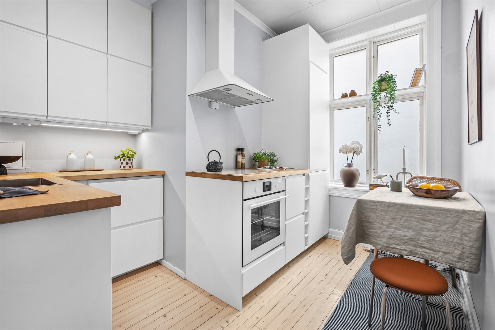 Lyst og flott kjøkken fra 2016 med godt med benk- og skapplass. Galleribilde