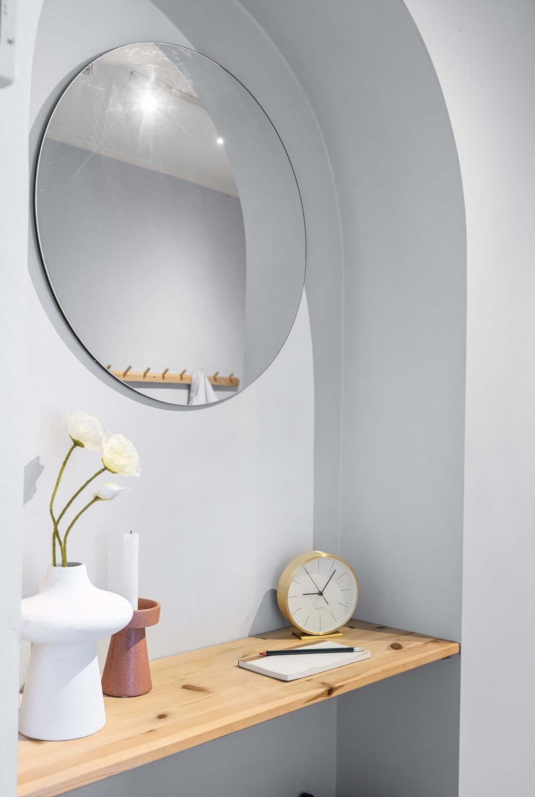 Praktisk innfelt hylle i entrè. Galleribilde