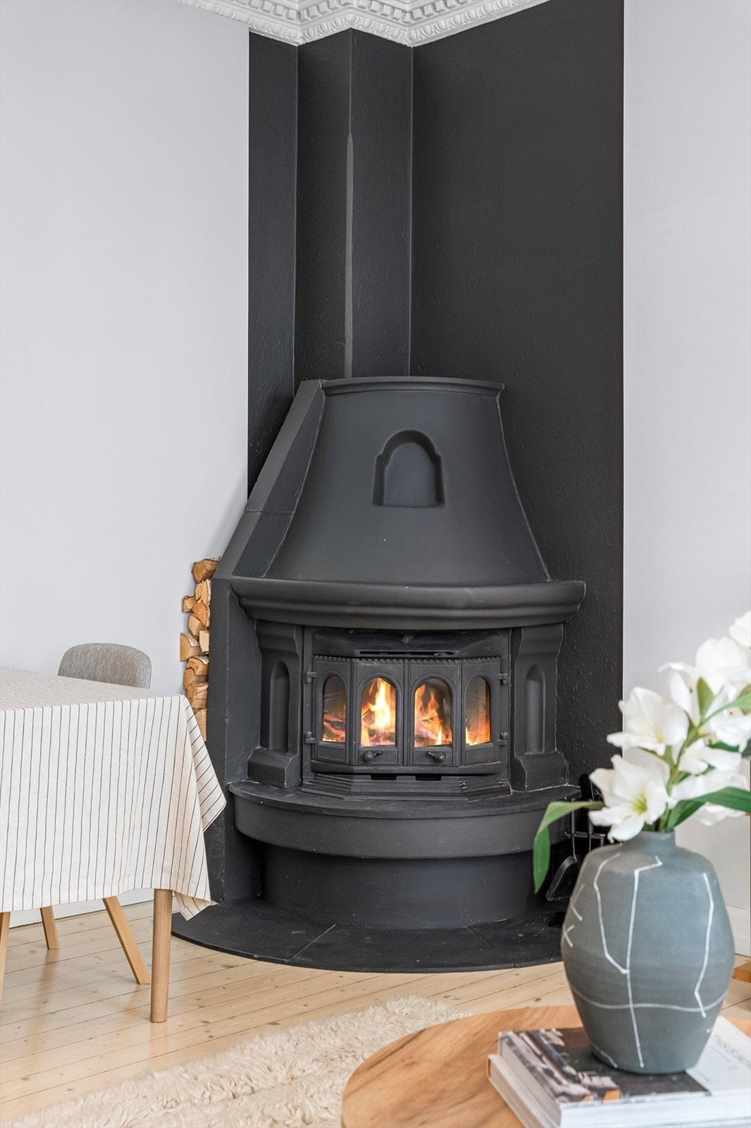 Koselig peis i stuen som kommer godt med på lune vinterkvelder. Galleribilde