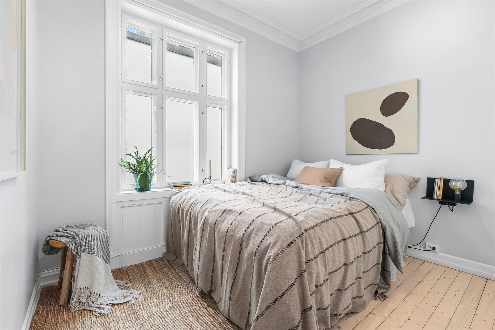 Innbydende og romslig soverom preget av store vindusflater som sørger for mye naturlig lys. Galleribilde