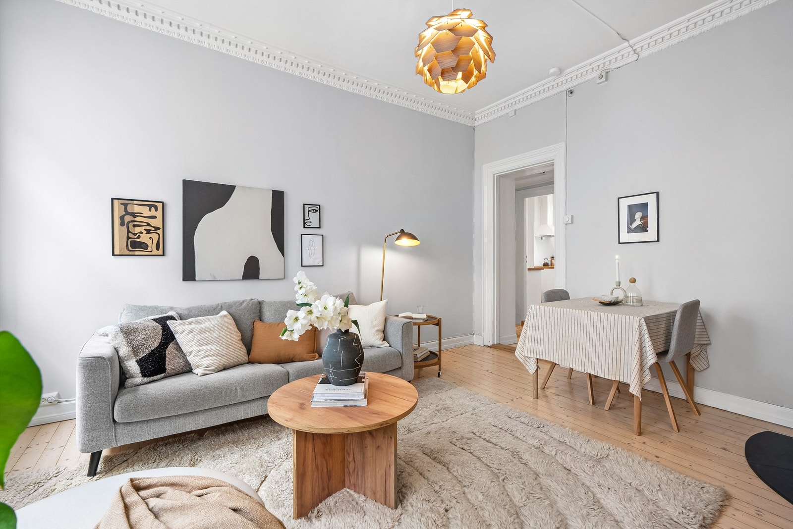 Leiligheten preges av klassiske detaljer som originale tregulv. store vinduer og rosett i tak. Galleribilde