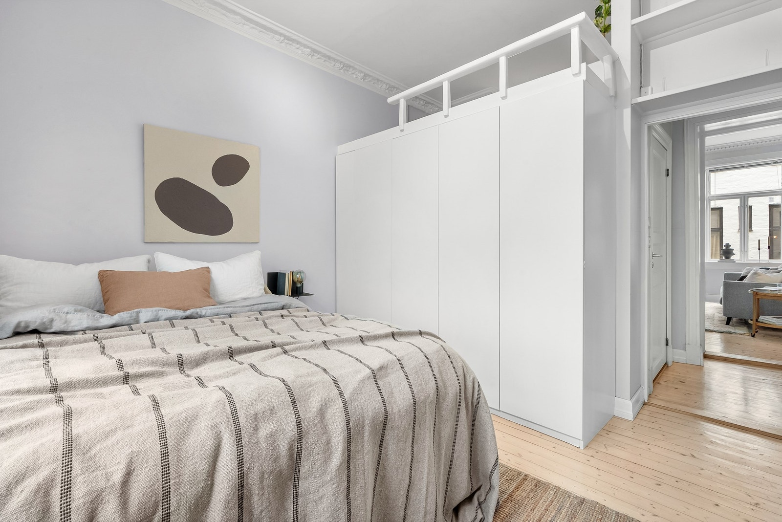 Soverom med god plass til dobbeltseng, i tillegg til rikelig med oppbevarings med garderobeskap. Galleribilde