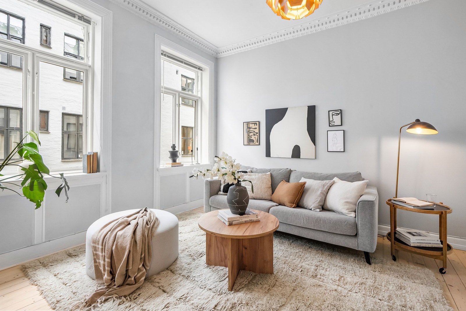 Det er god plass til møblering med både sofa og spisebord. Galleribilde