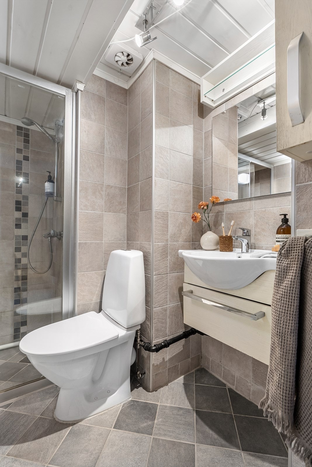 Pent flislagt bad med varmekabler i gulv. Galleribilde