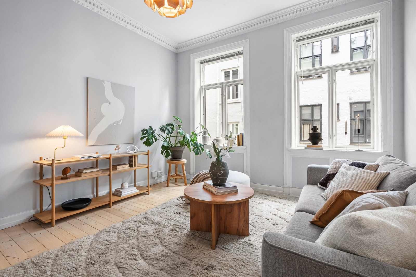 Leiligheten har en koselig og innbydende stue med store vindusflater. Galleribilde