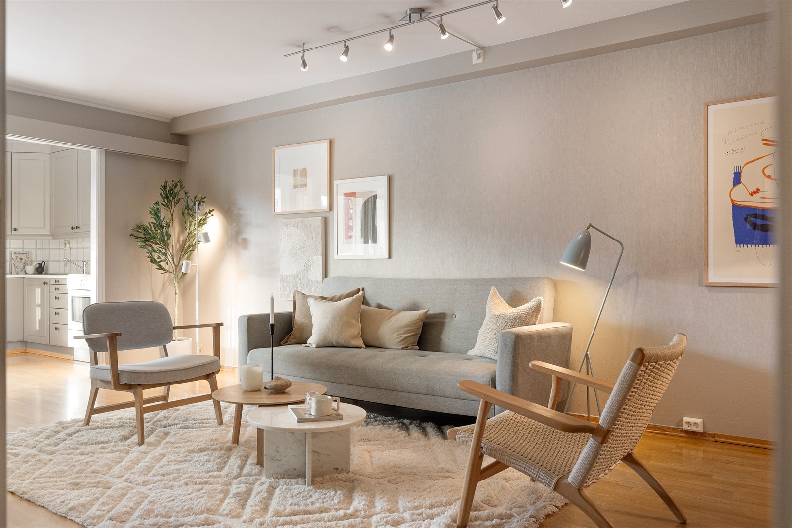 Stuen er romslig og møbleringsvennlig. Det er god plass til møblement, noe som gjør det enkelt å sette sitt personlige preg på boligen. Galleribilde