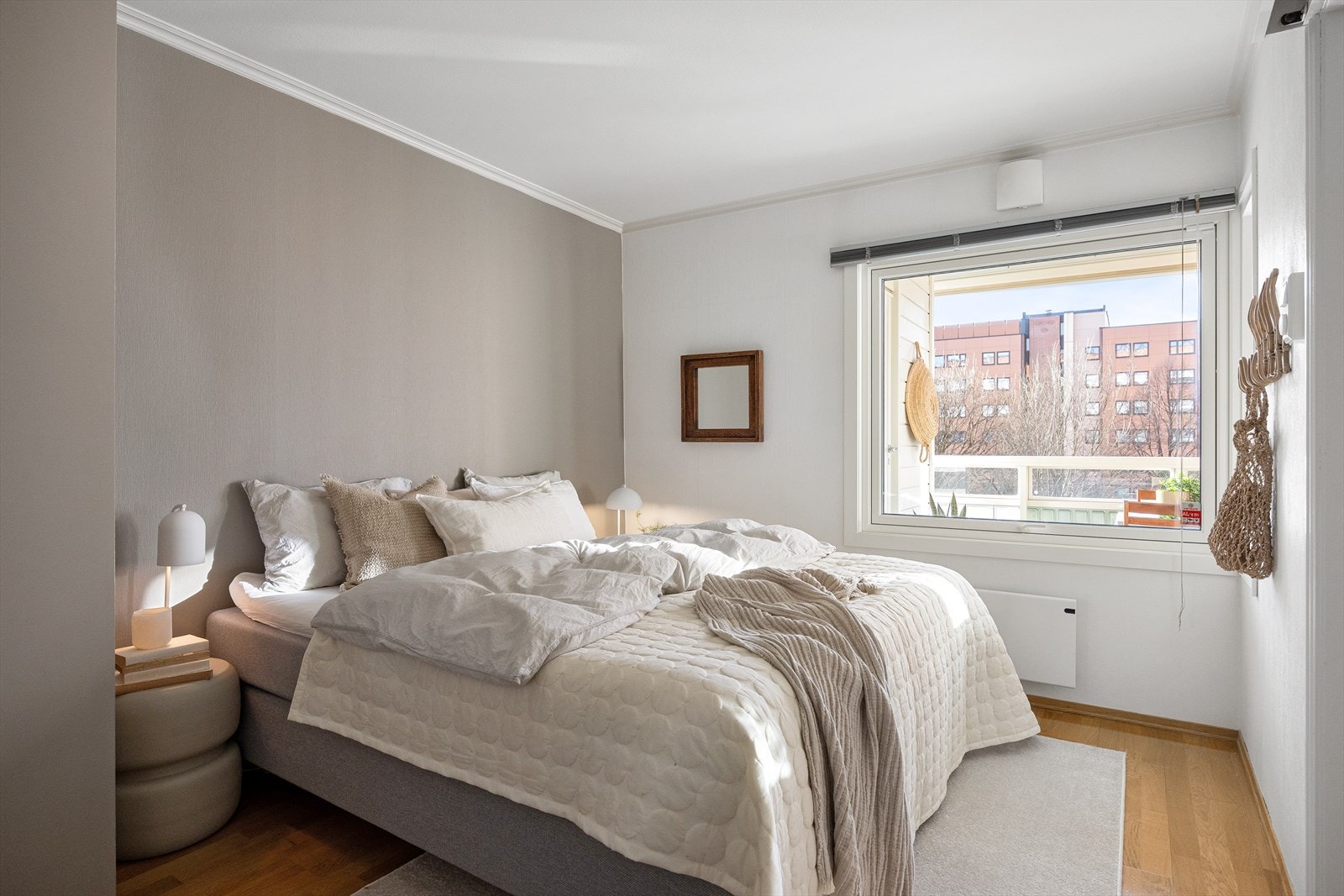 Soverommet er romslig og har plass til en stor dobbeltseng med tilhørende nattbord. Galleribilde