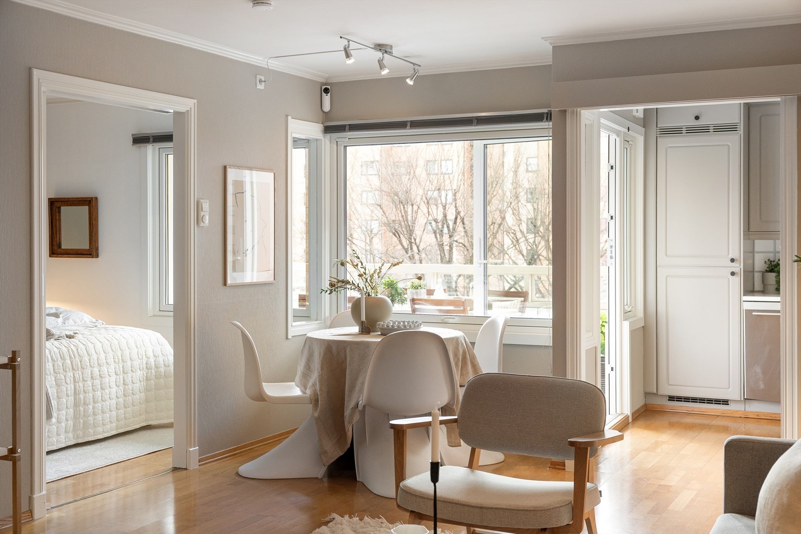 I veggen mellom stuen og soverommet er det et innvendig vindu som lar lys fra både soverommet og stuen strømme gjennom, noe som gir rikelig med naturlig lys i stuen. Galleribilde