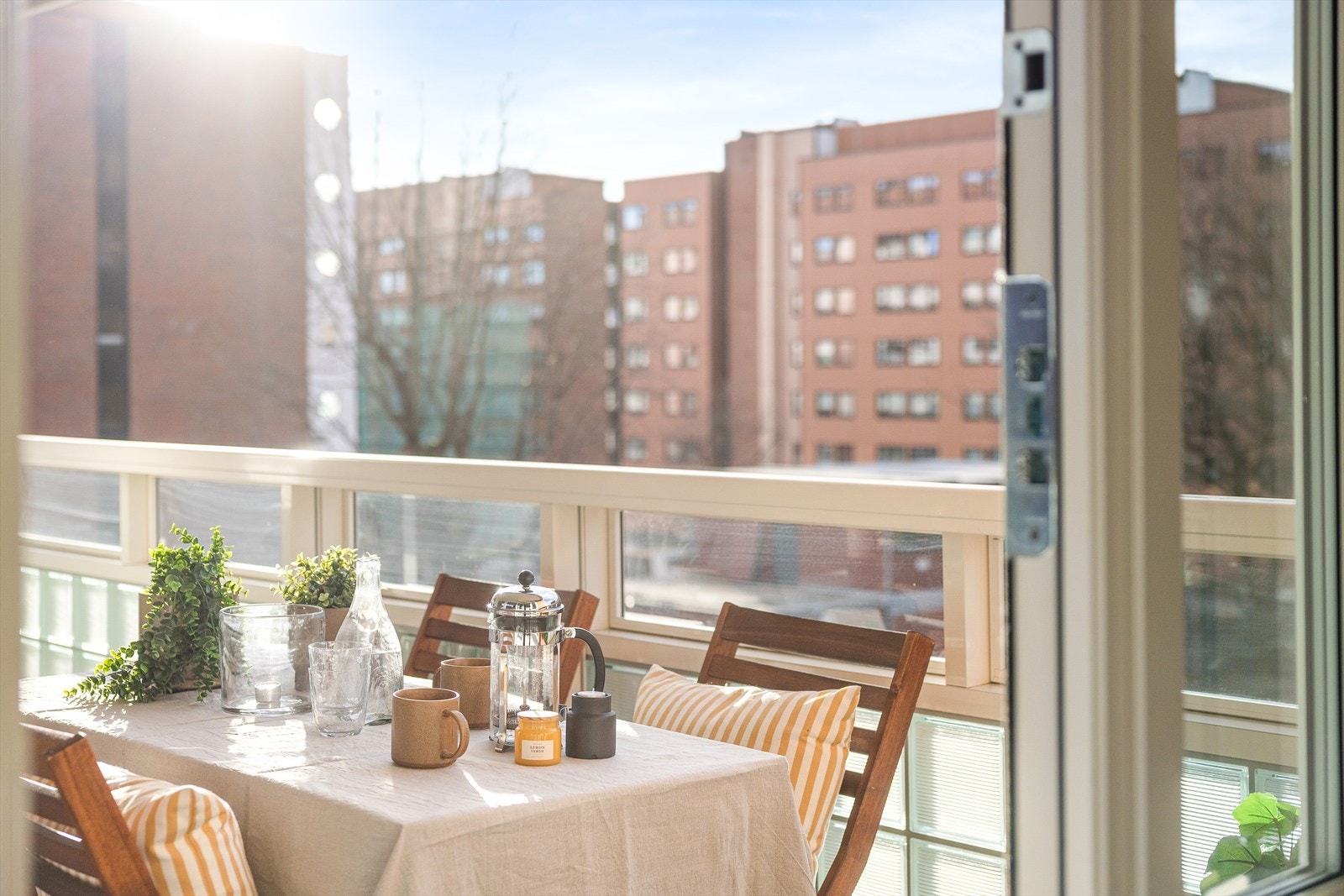 Leiligheten har en svært god intern beliggenhet i borettslaget, hvor det er god avstand til de omkringliggende blokkene, samtidig som de skjermer for støy og innsyn og gir leiligheten en privat følelse. Galleribilde