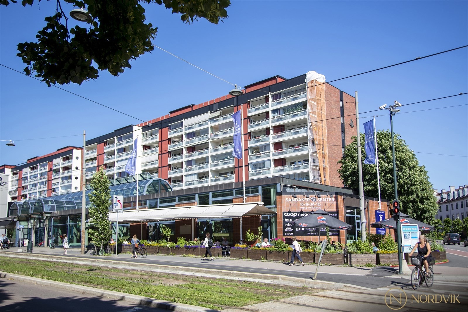 Sandaker senter ligger i forkant av leiligheten og gir enkel tilgang til matbutikk, apotek og Vinmonpolet. Galleribilde