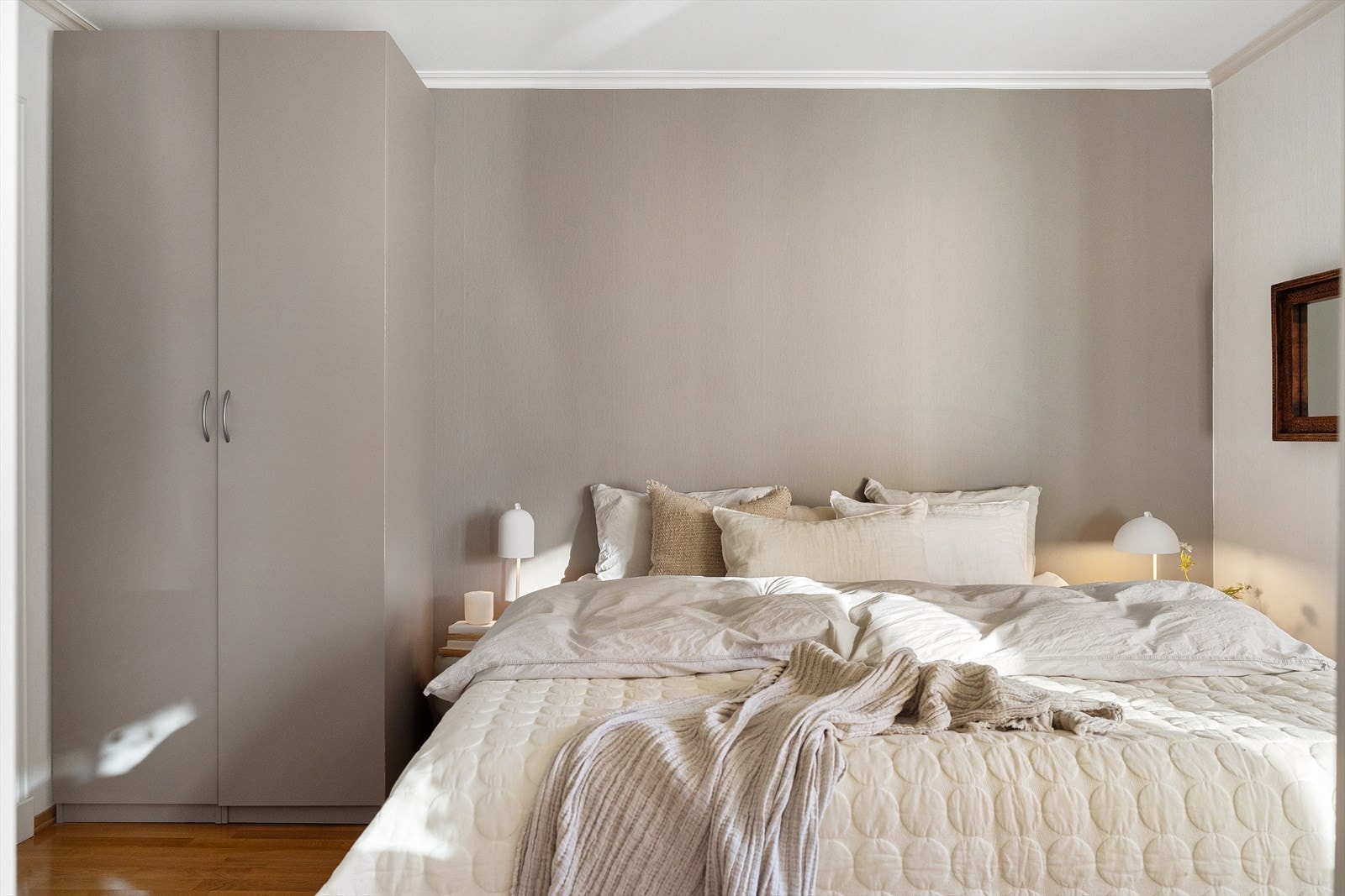 Det finnes også gode oppbevaringsmuligheter i garderobeskapet ved siden av sengen, samt i et plassbygget skap. Galleribilde