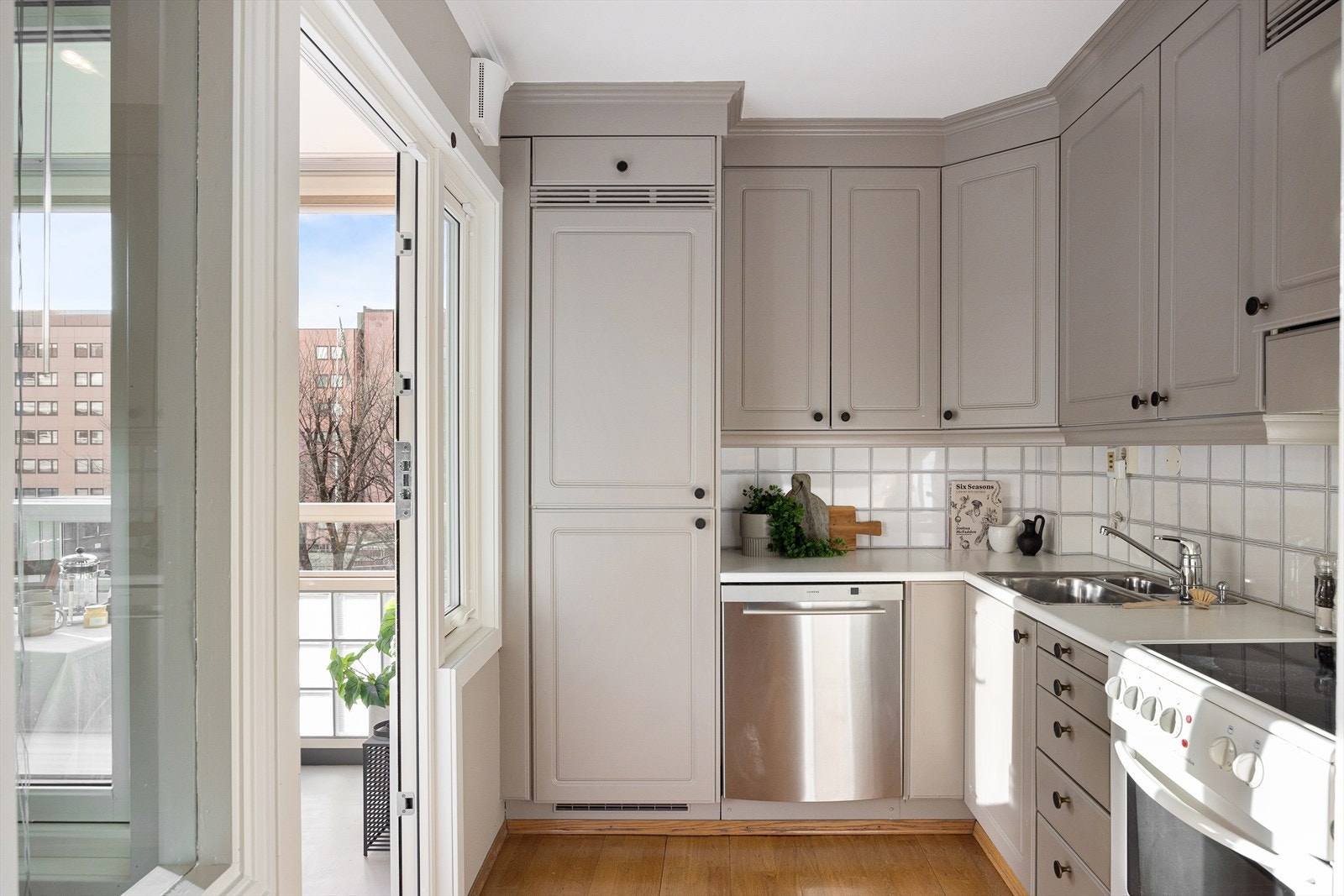 Kjøkkenet har en profilert kjøkkeninnredning som gir god oppbevaringsplass. Det er utstyrt med integrert kjøleskap, frittstående oppvaskmaskin og stekeovn, samt kullfilterventilasjon. Galleribilde