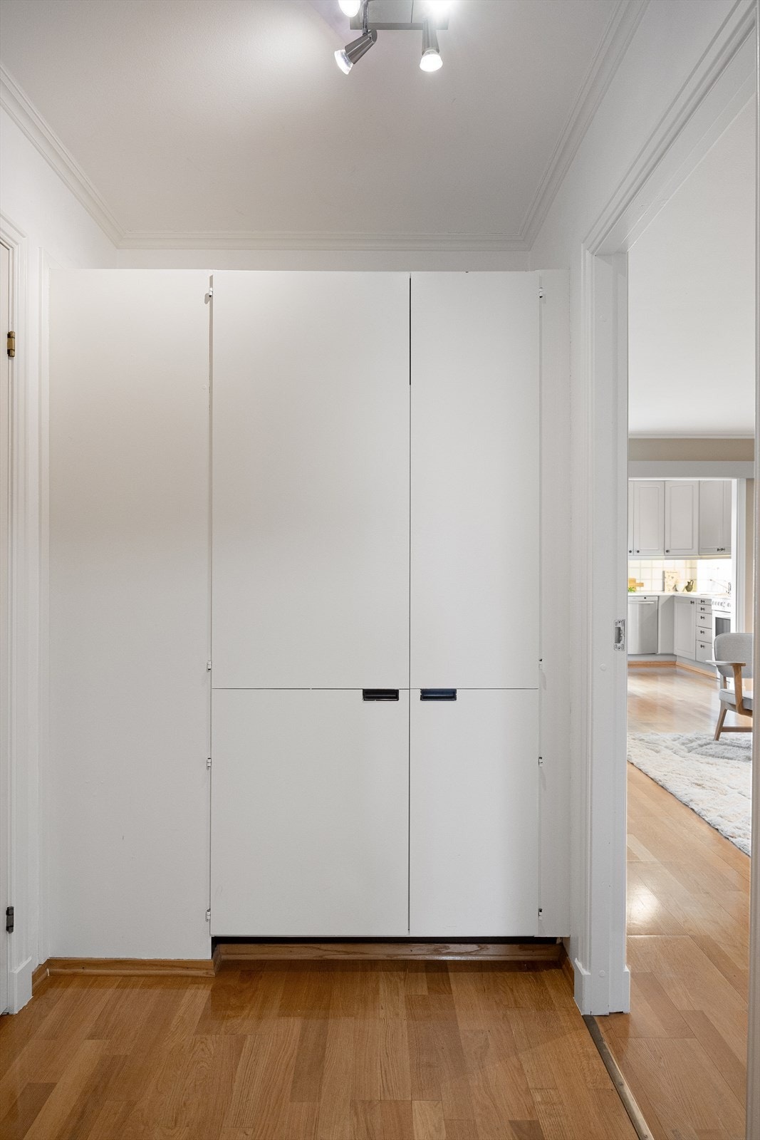 Boligen har ett plassbygget skap i gangen som gir rikelig med oppbevaringsplass for utetøy og sko. Galleribilde