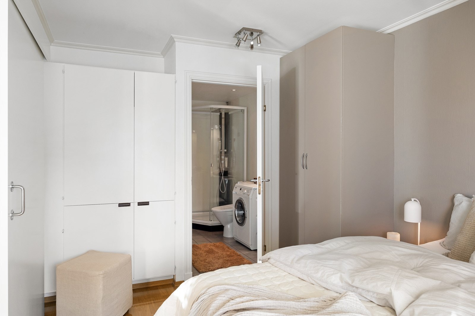 Soverommet er tilknyttet badet, noe som gir rommet en eksklusiv følelse. I tillegg er det et plassbygget skap ved siden av døren, som gir ekstra oppbevaringsplass. Galleribilde