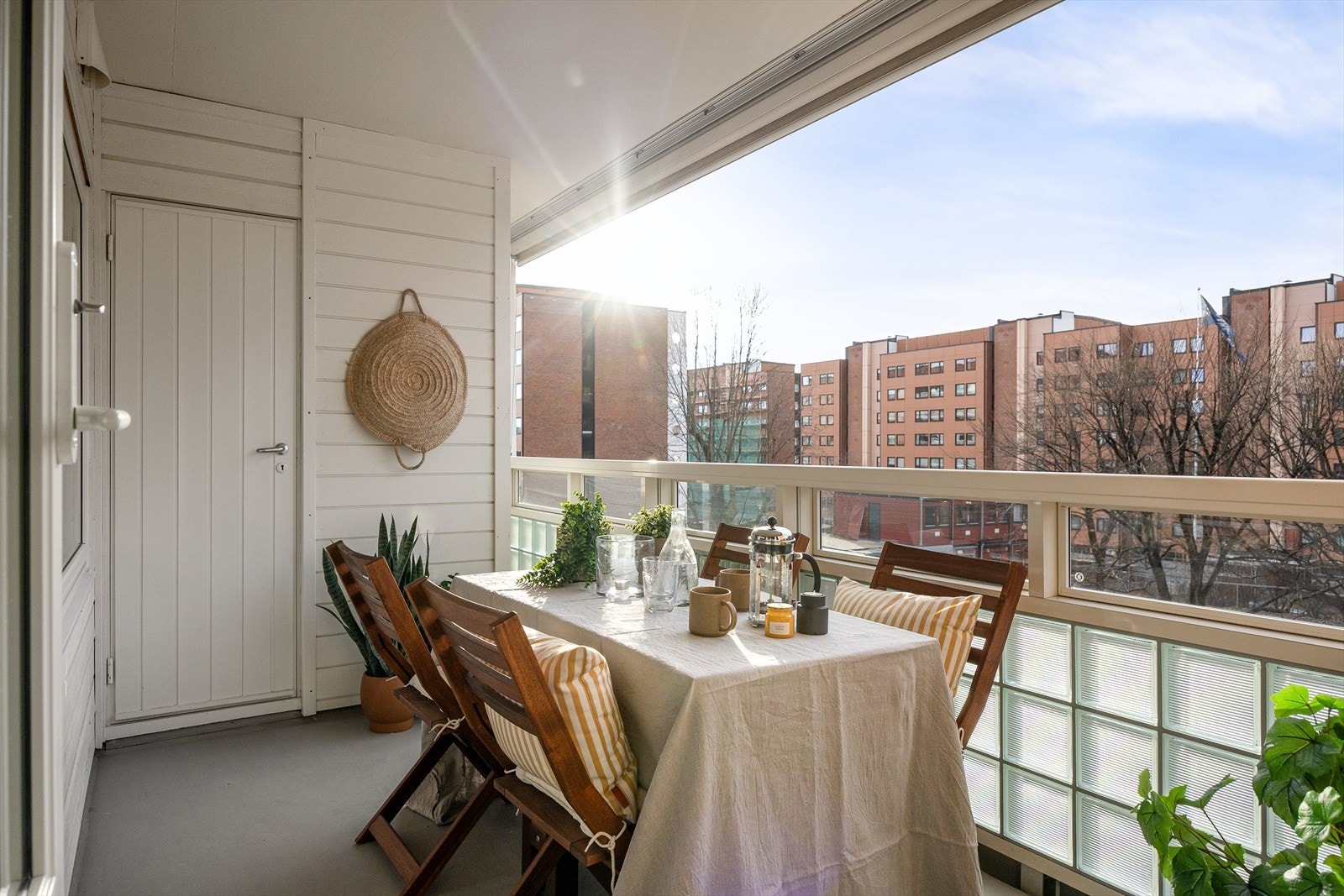 Balkongen er på 7 m² og har gode solforhold. I tillegg er det en isolert bod i tilknytning til balkongen, som gir ekstra oppbevaringsplass. Galleribilde