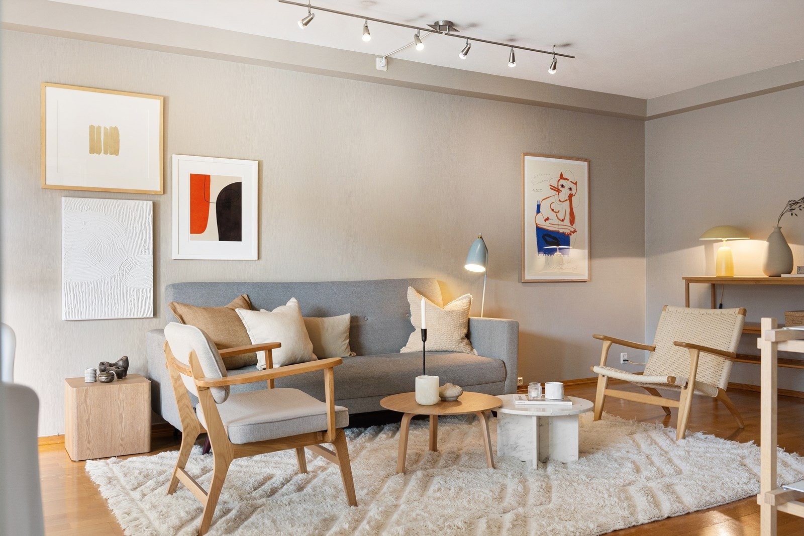 Overflatene er malt i en myk jordtone, noe som skaper en dempet og avslappet atmosfære. Samtidig bidrar rikelig med naturlig lys til å gjøre rommet luftig og innbydende. Galleribilde