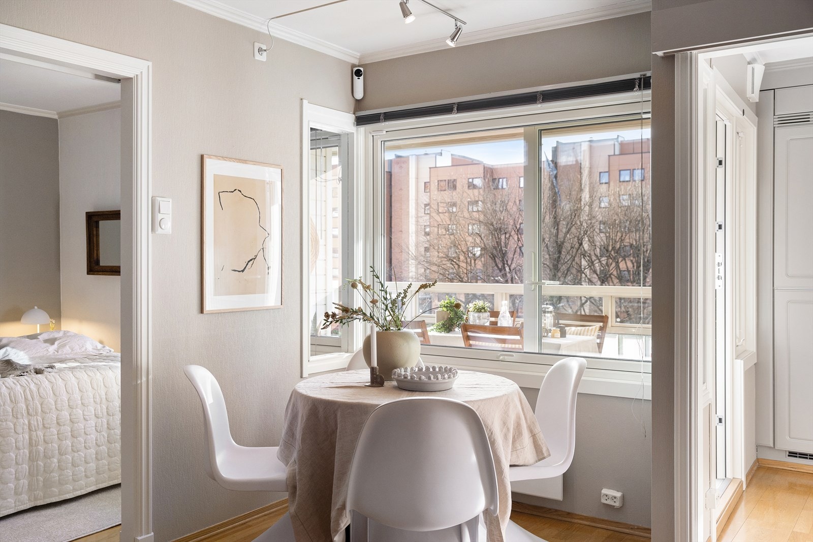 Ett av leilighetens trekkplastrer er utsikten mot borettslagets hyggelige grøntområder, kombinert med følelsen av lite innsyn. Dette skyldes at leiligheten ligger høyt over bakken og langt fra annen blokkbebyggelse. Galleribilde