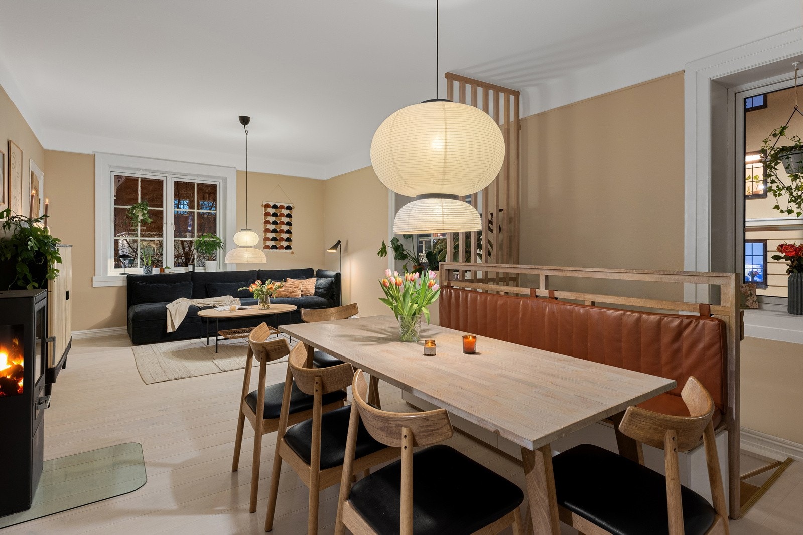 Et stort spisebord fungerer som et naturlig samlingspunkt for familien og gode venner. Galleribilde