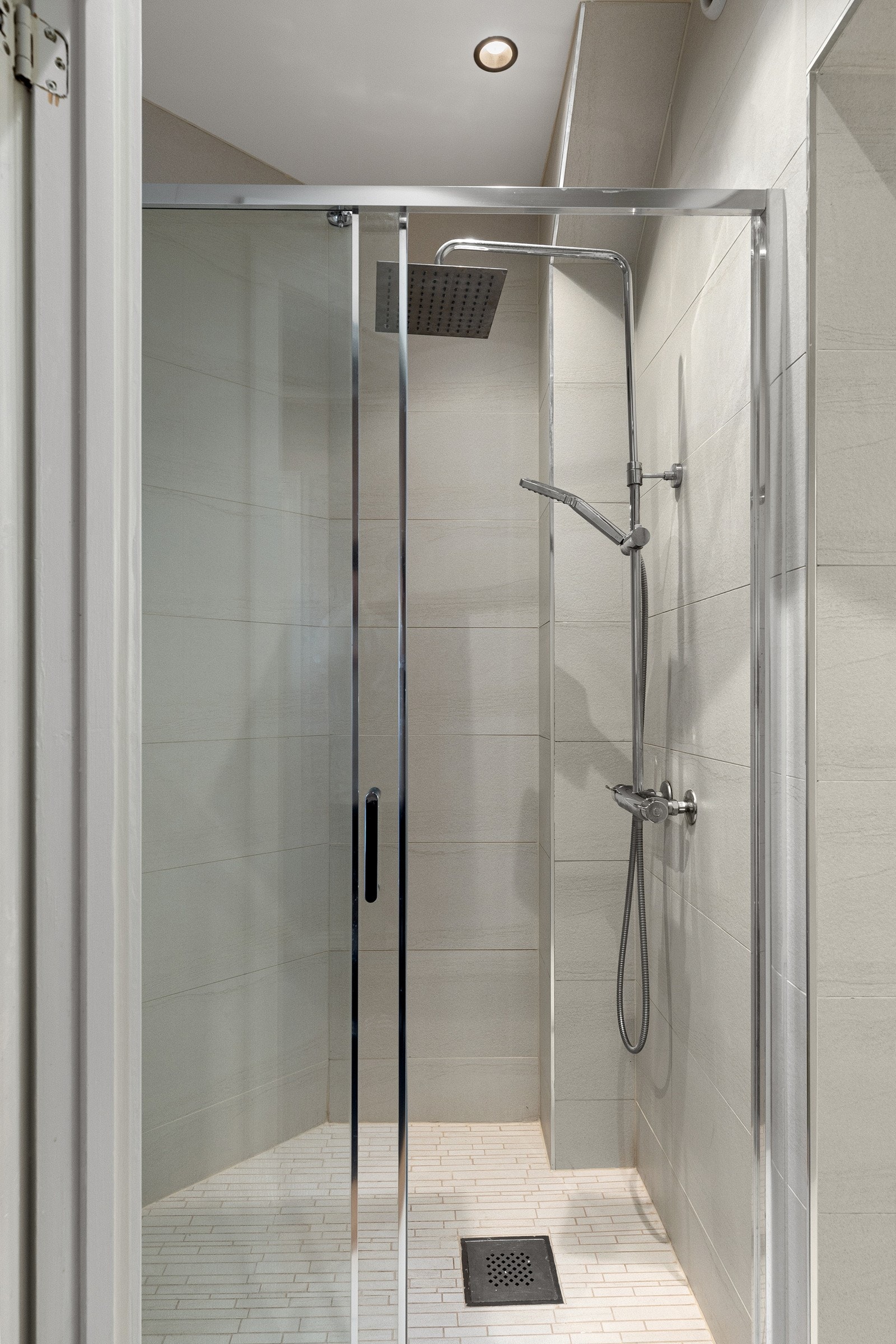 Begge badene har dusjløsning og gulvvarme. Galleribilde