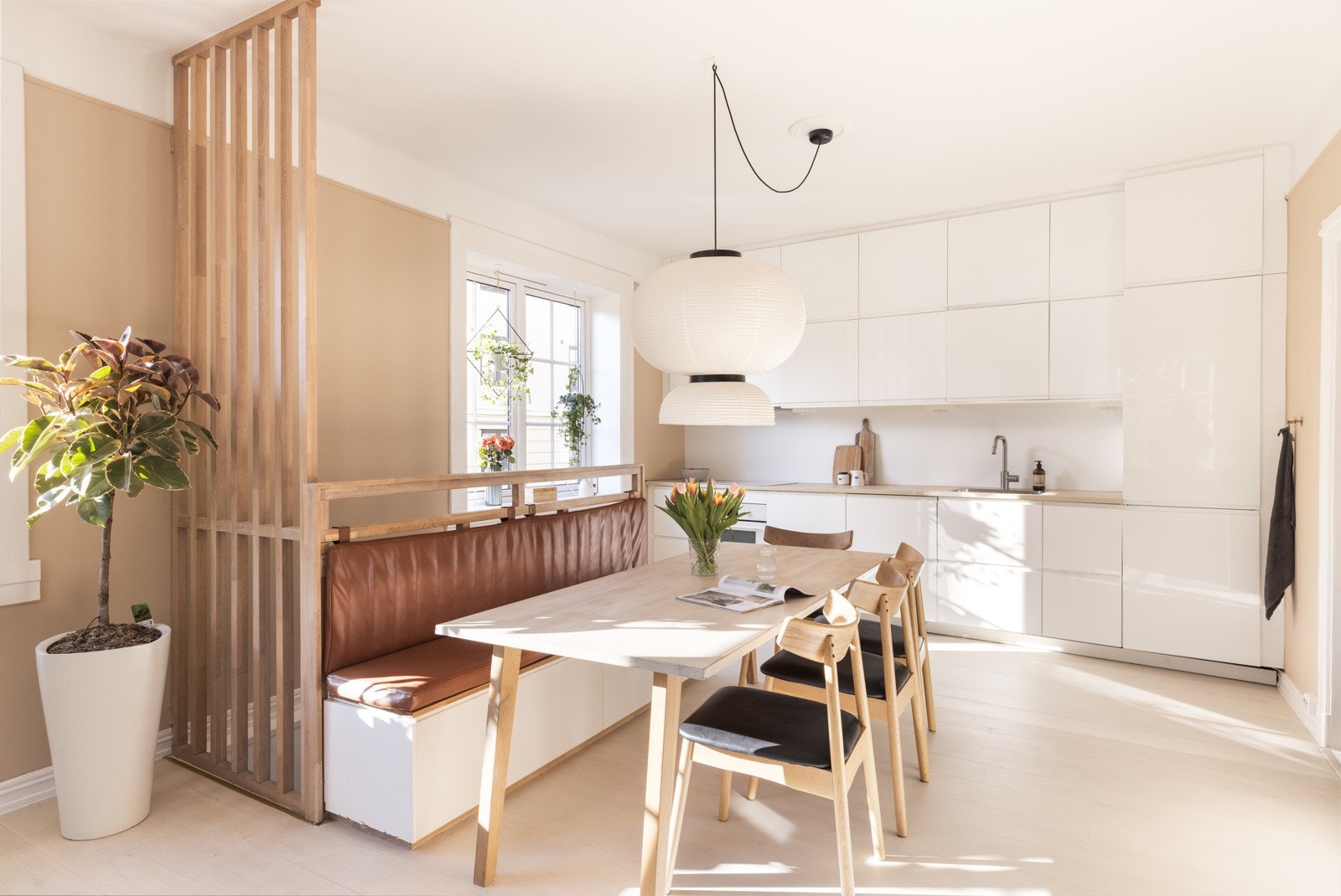 De store vindusflatene slipper inn rikelig med naturlig dagslys. Galleribilde