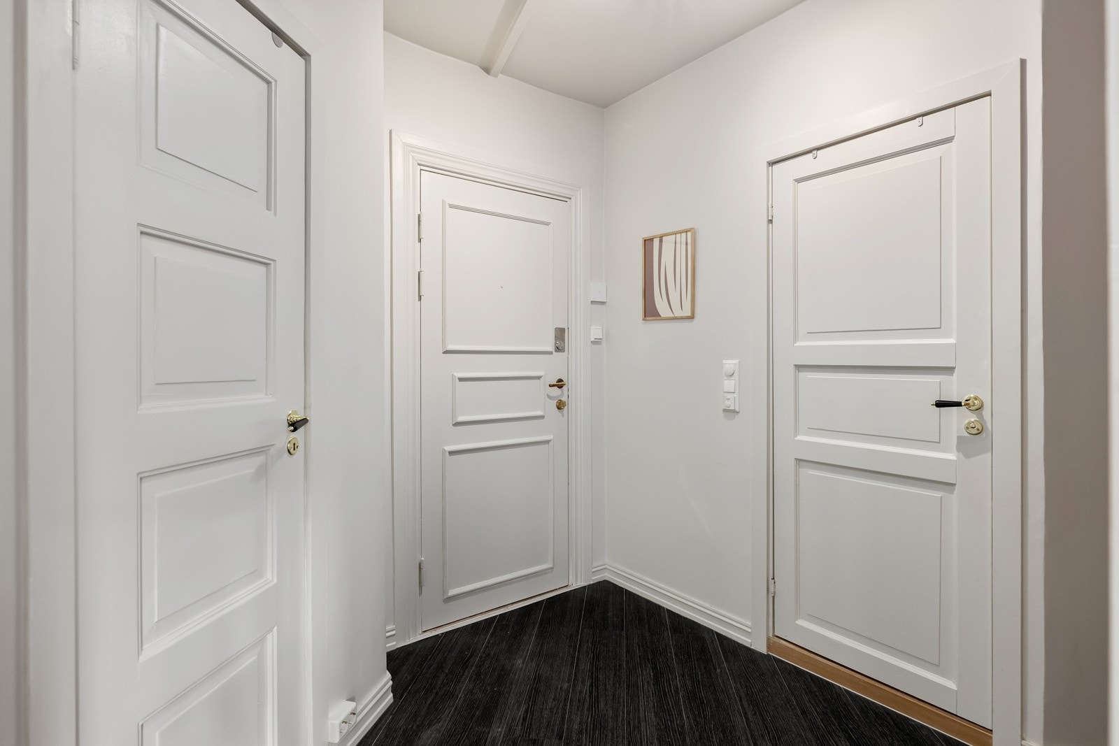 Det er et eget kott i tilknytning til entréen, slik at man får plass til oppheng av klær og plassering av sko. Galleribilde